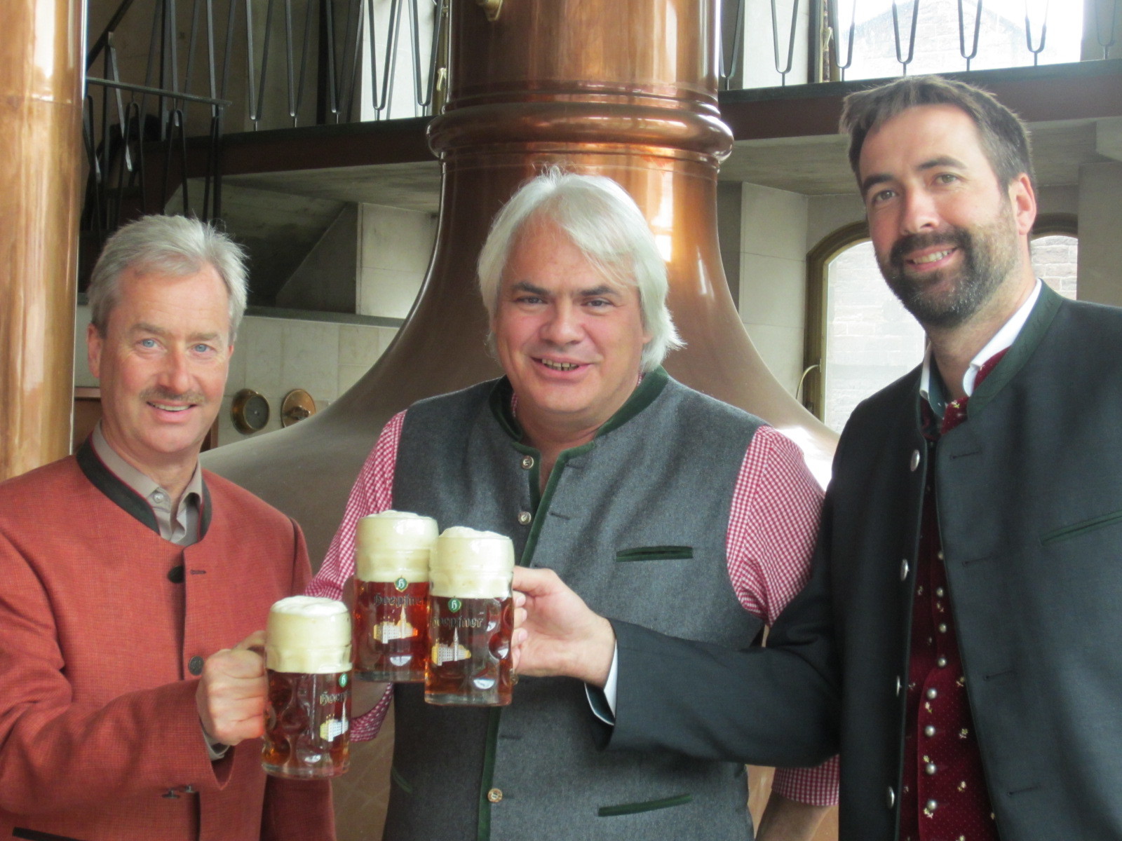 Probieren das Bockbier (v.l.) "Hoepfner"-Geschäftsführer Willy Schmidt, "Metzgerwirt" Andreas Ludwig und Braumeister Michael Huschens
