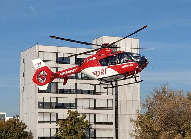Ein Hubschrauber der Luftrettung landet,  um sich den Besuchern zu präsentieren.  | Foto: BAS