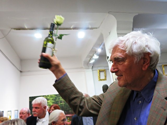 Professor Fußmann mit einem kleinen Präsent | Foto: Melder