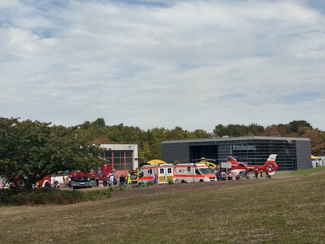 Vor dem neuen Hangar präsentierte sich "schweres Gerät". | Foto: BAS