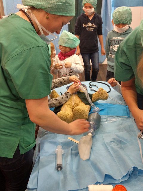 In der Teddyklinik erhielten die kleinen Besucher Einblicke in den Ablauf eines Krankenhauses - und es durfte sogar selbst operiert werden. | Foto: BAS