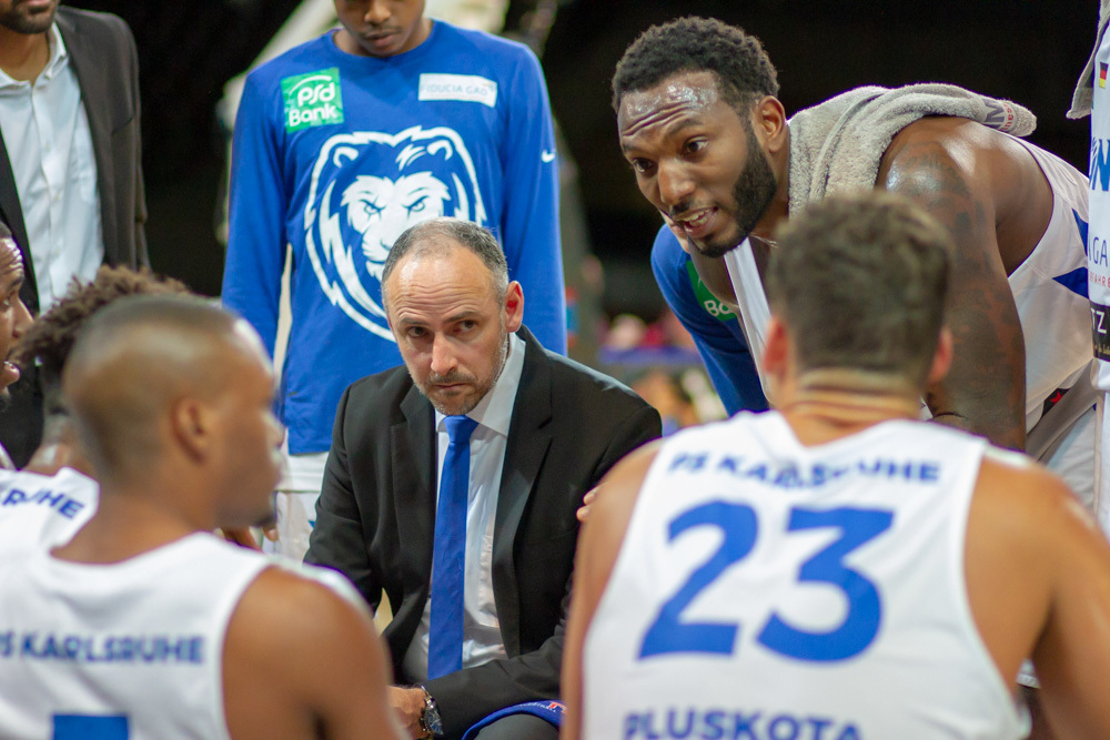 Cyrus Tate (r.) versucht seine Mitspieler während einer Auszeit zu motivieren. Foto: Archiv wow.pics.ka