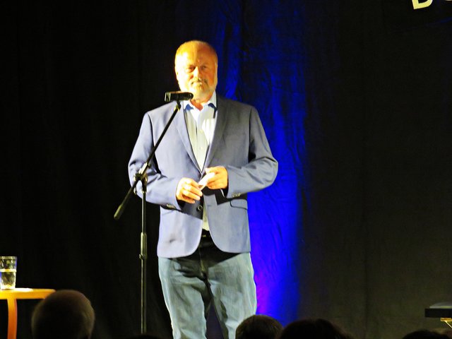 Günter Handwerker begrüßt die Gäste und den Stargast | Foto: Brigitte Melder