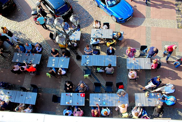 Die Neustadter Gastronomie lockte bei herrlichem Herbstwetter mit gemütlichen Freisitzgelegenheiten. | Foto: Pacher