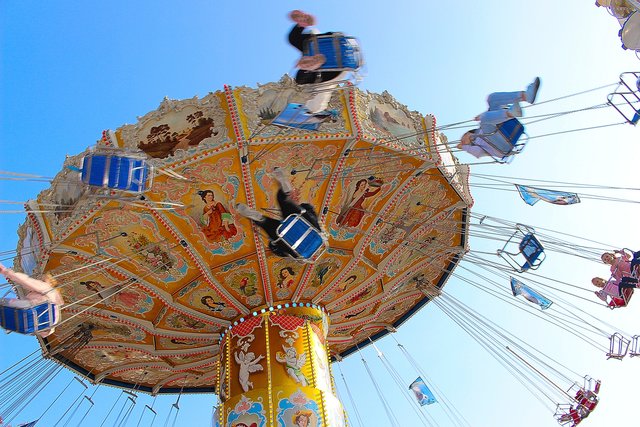 Jahrmarktsfreuden auf dem Bahnhofvorplatz. | Foto: Pacher