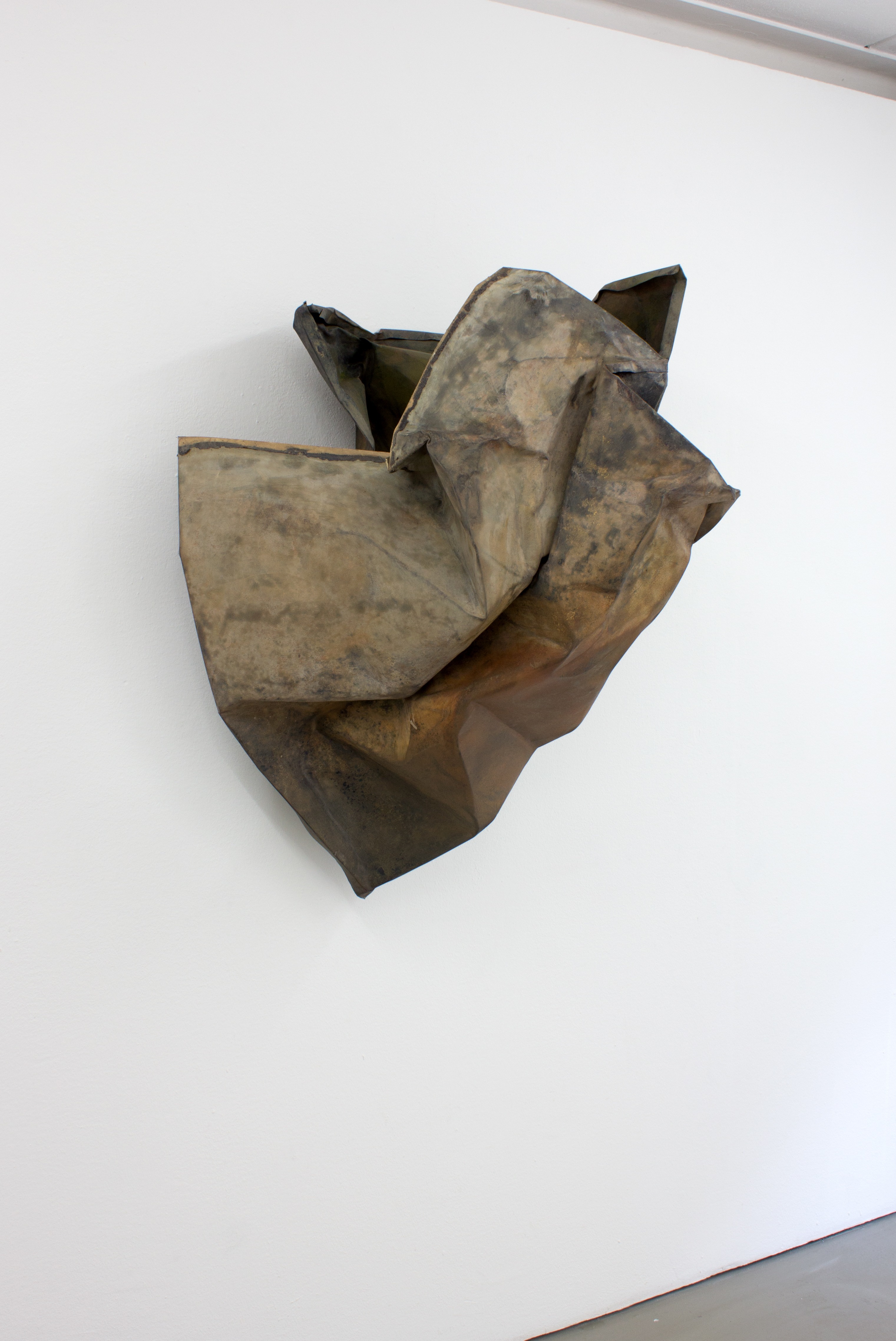 Der Förderkreis der Städtischen Galerie Karlsruhe hat die Meuser-Plastik "Herr Doktor, ich bin eine Motte" (2016) angekauft und dem Museum als Geschenk übergeben.