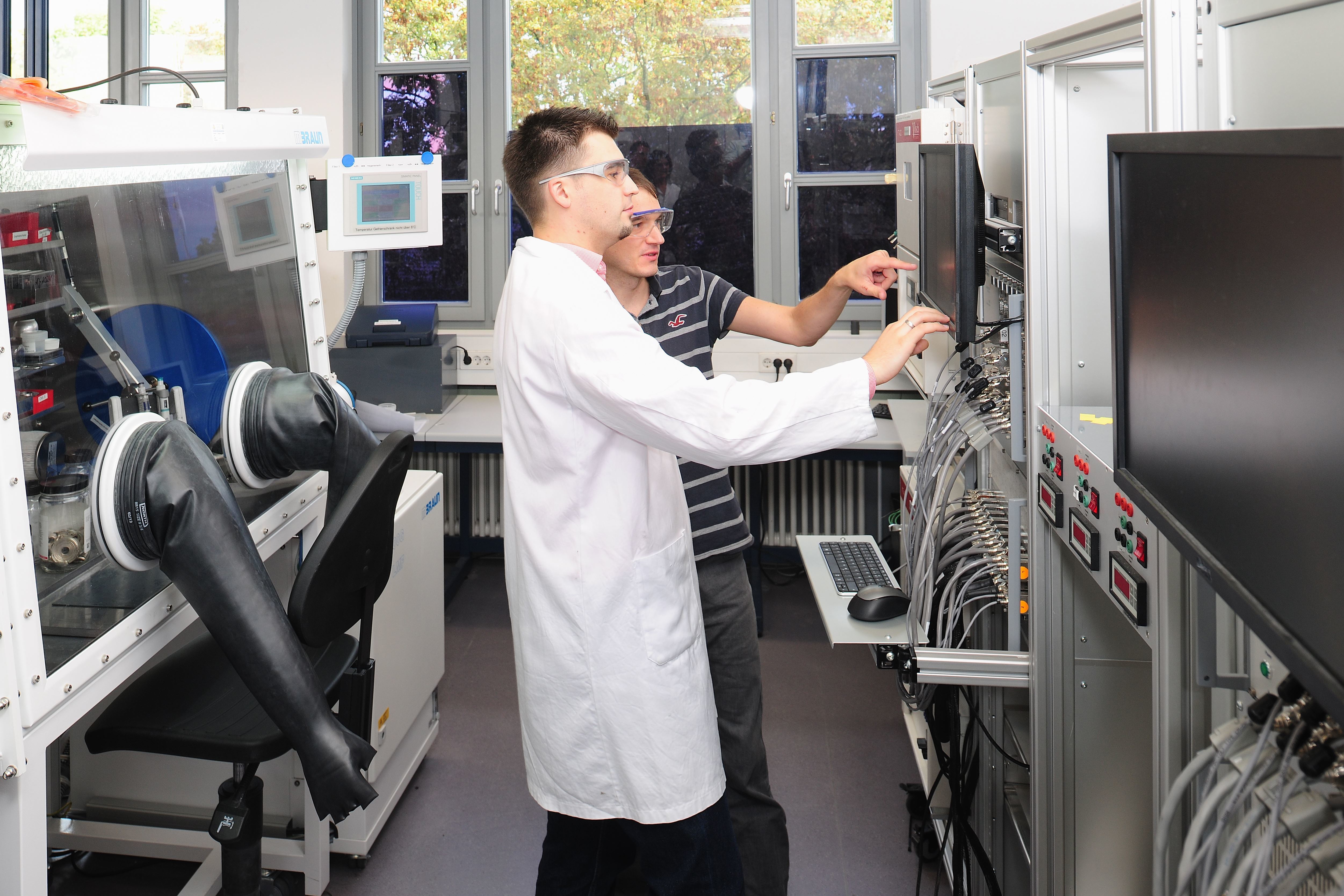Wissenschaftler am KIT bei der Arbeit in einem Batterielabor zur Bestimmung von Materialeigenschaften. Die Charakterisierung von neuen Materialien ist ein wichtiger Schritt auf dem Weg zur Festkörperbatterie.