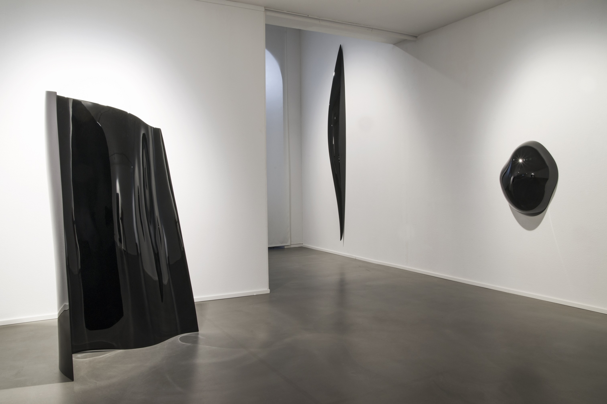 Einer der wichtigsten Lackkünstler Japans: Nobuyuki Tanaka mit seinen Arbeiten „Imaginary Skin I“ (2016), „FLOW III“ (2012) und „Orga“ (1999) Foto: Gunther Balzer / ps