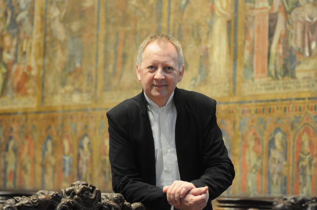 Geleitet wird der Domchor seit 1987 von Domkapellmeister Prof. Eberhard Metternich, der die Sänger zu zahlreichen Erfolgen bei nationalen und internationalen Chorwettbewerben führte.