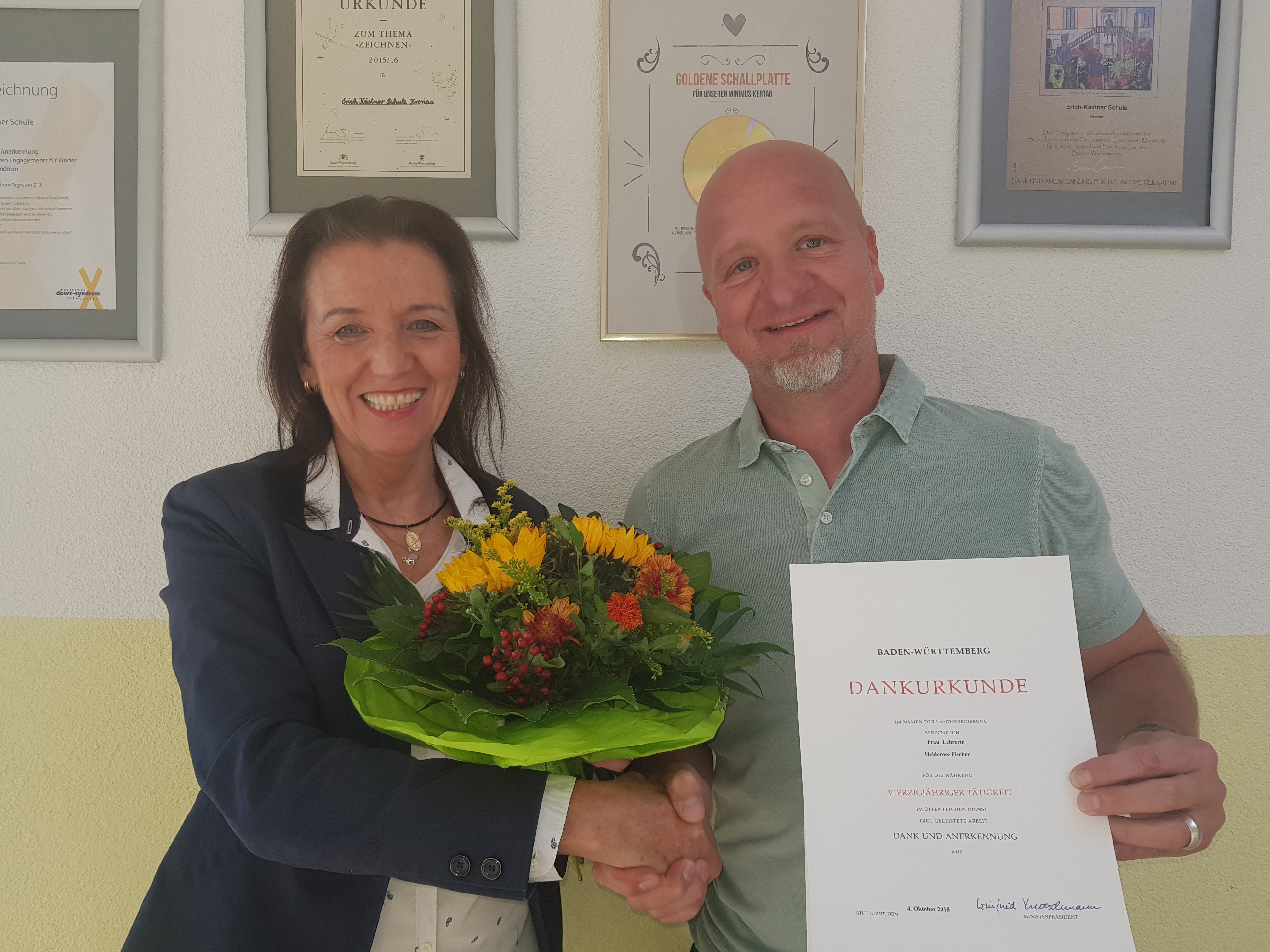 Rektor Patric Heiler gratuliert Heiderose Fischer zum 40. Dienstjubiläum.