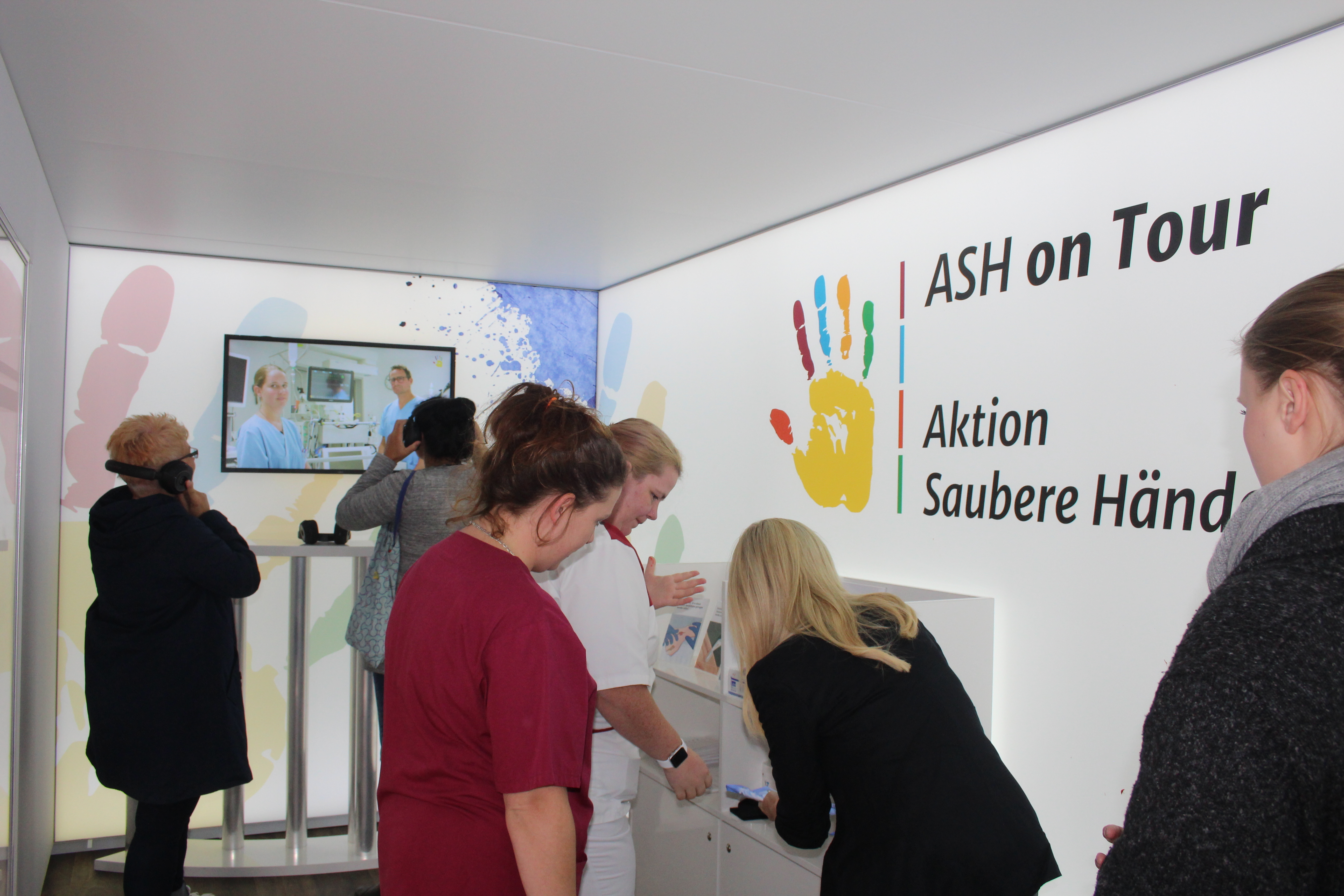 Im Inneren des ASH-Mobils gab es die Gelegenheit sein Wissen über die Handhygiene zu überprüfen und zu erweitern.