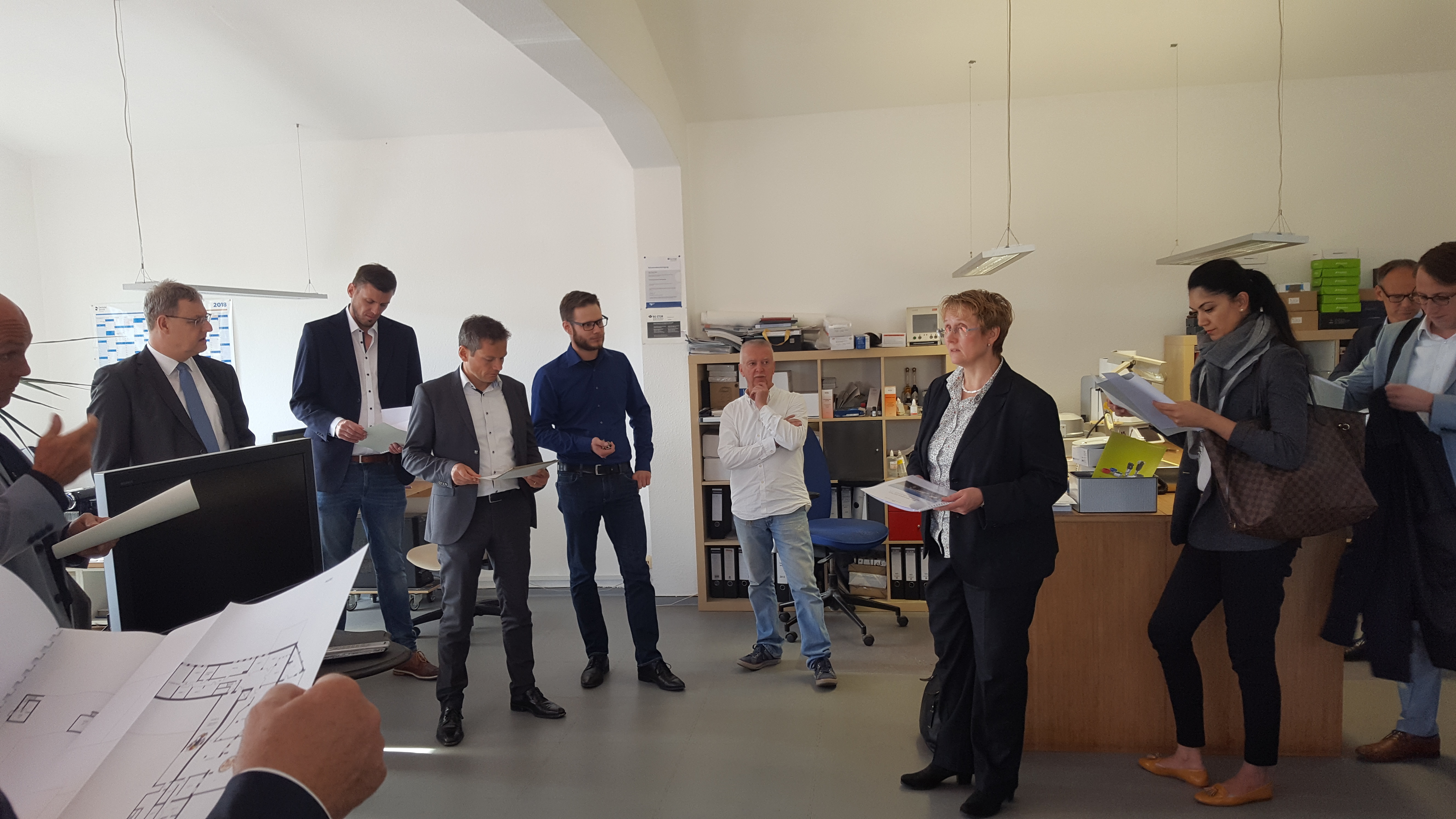 Perspektiven, speziell für Gründer, besprach der Wirtschaftsförderungsausschuss unter Vorsitz von Erster Bürgermeisterin Gabriele Luczak-Schwarz (Mitte) vor Ort im Handwerkerhof.