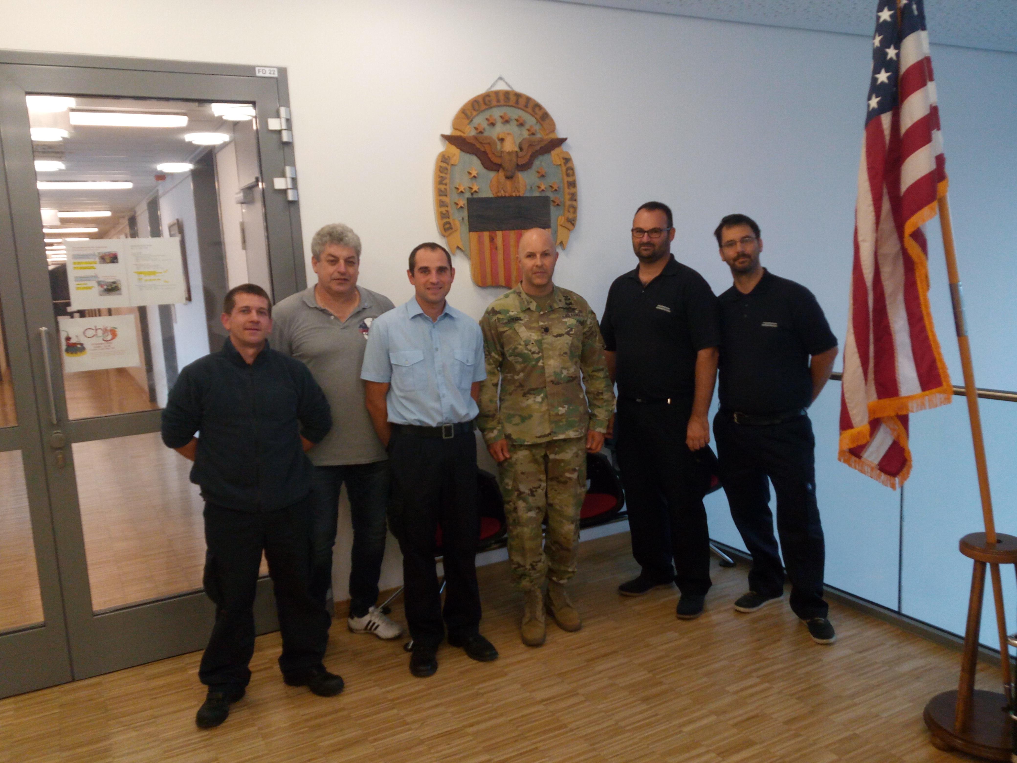 Beim Treffen (von Links): Teilnehmer der Führung waren (von links nach rechts): Manuel Köberlein, Mannschaftsleiter, Germersheim Army Depot Feuerwache; Matthias Deubig, Brand- und Katastrophenschutz Kreis Germersheim; Steffen Andres, Feuerwehrleiter, Freiwillige Feuerwehr Lingenfeld; Oberst Ackiss, DLA Kommandeur; Andreas Magin, Leiter der Freiwilligen Feuerwehr Germersheim und Till Mattes, Stellvertretender Leiter der Freiwilligen Feuerwehr der Stadt Germersheim.
