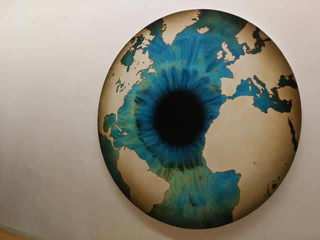 „Das Auge der Geschichte“ von Marc Quinn fesselt den Blick der Besucher in der Kunsthalle Würth in Schwäbisch-Hall. Foto: Kling