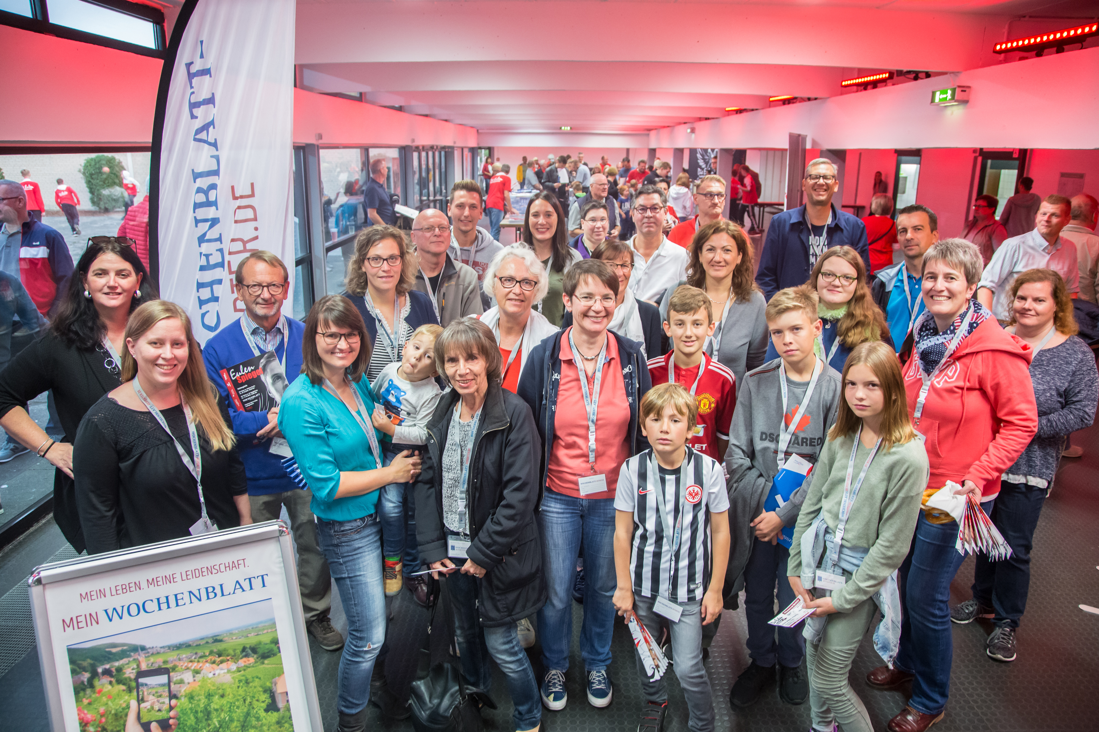 Tanja Zipp und Verena Goepfrich vom Wochenblatt (links) mit den Mitgliedern der Tennisabteilung des Ludwigshafener Postsportvereins.