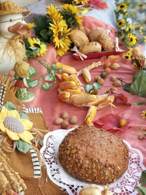 Köstlichkeiten aus der Backstube von „H’s Backkunst“: Im Vordergrund „Erntedankbrot“mit verschiedenen Mehlsorten, Kürbis- und Sonnenblumenkernen, gewürzt mit Koriander, Kümmel, Fenchel und Sternanis. Foto: Kling