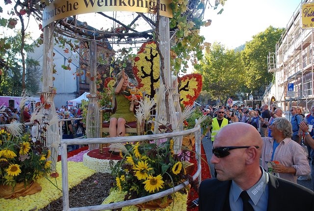 Im Auftrag ihrer Majestät: Der Prunkwagen der Deutschen Weinkönigin Carolin Klöckner. | Foto: Pacher