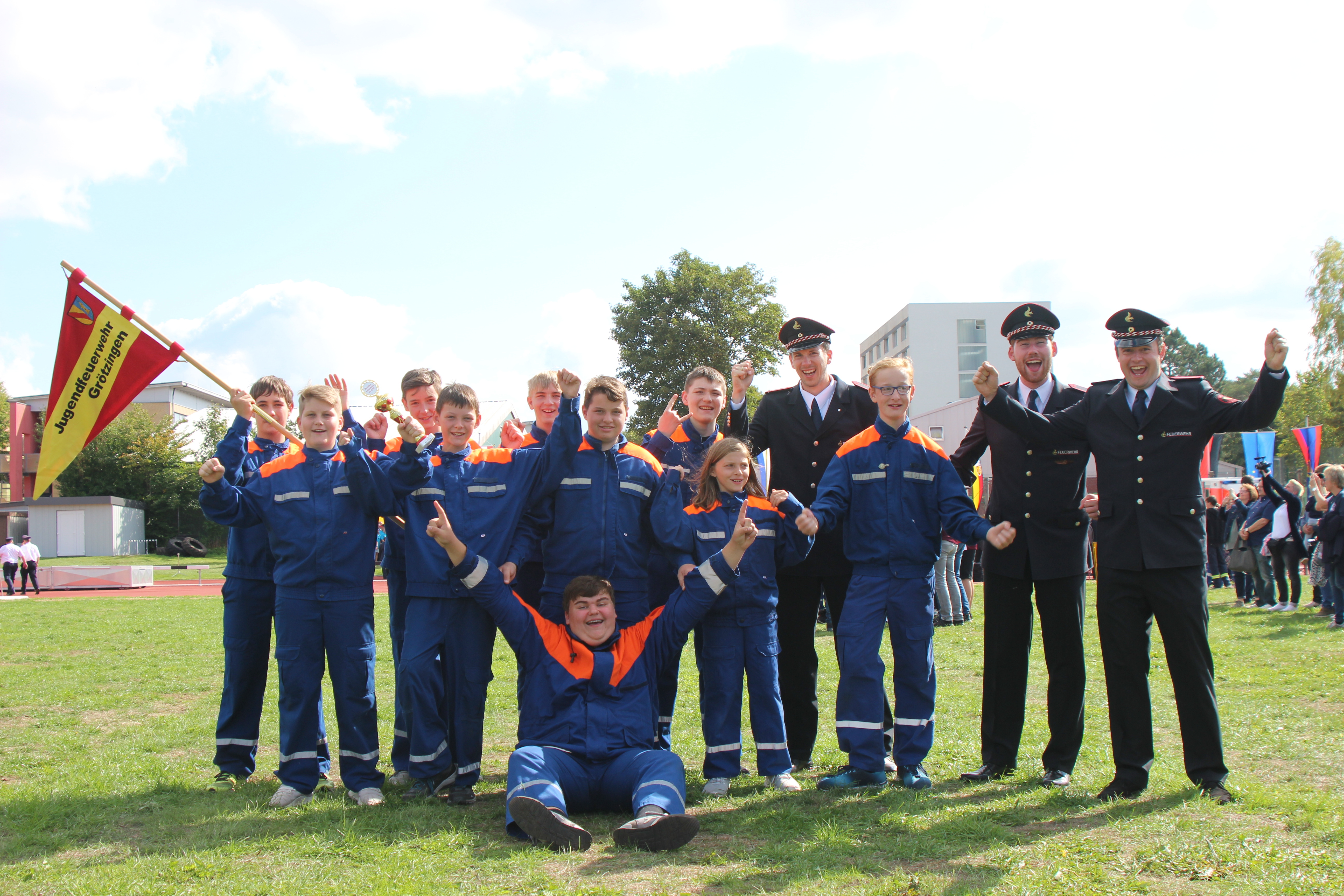 Freude nach dem Erfolg: Die Mannschaft der Jugend-feuerwehr Grötzingen nach erfolgreichem CTIF-Wettkampf in Husum. foto: Branddirektion Karlsruhe