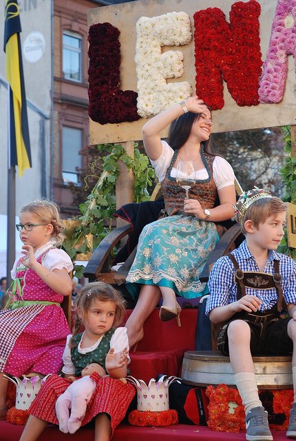 Die Jungwinzer Venningen mit Weinprinzessin Lena grüßen Neustadt an der Weinstraße. | Foto: Pacher