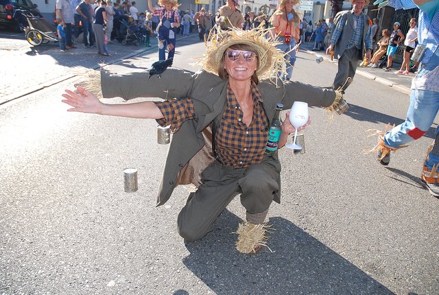 Dame mit Strohhut - unter dem Motto "Im Rebenmeer stehen wir allein und hüten den guten Pfälzer Wein" stand das Motto der Festgruppe "Die Iggelbacher" aus Esthal. | Foto: Pacher