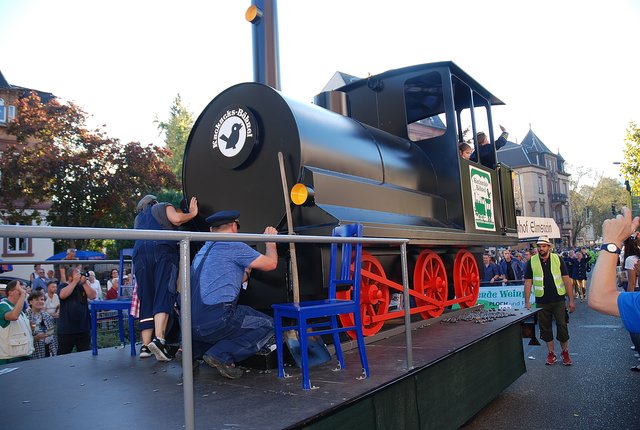 1. Preis der Stadt Neustadt: Die Zugnummer 102/103 "Vom Wein zum Wald" mit dem Festwagen des Kuckucksbähnel e.V. und "Eine Reise in die Berge", dargestellt als Rollende Weinprobe (Schlosserei Ploch GmbH) | Foto: Pacher