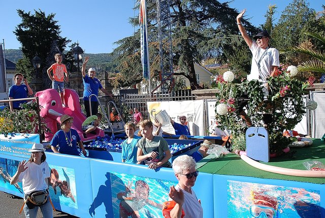 "Bad im Rebenmeer - was einer alleine nicht schafft, das schaffen viele" - Festwagen der Fördergemeinschaft Mußbacher Schwimmbad - dafür gab's den Ehrenpreis des Hotel "Altes Weinhaus". | Foto: Pacher