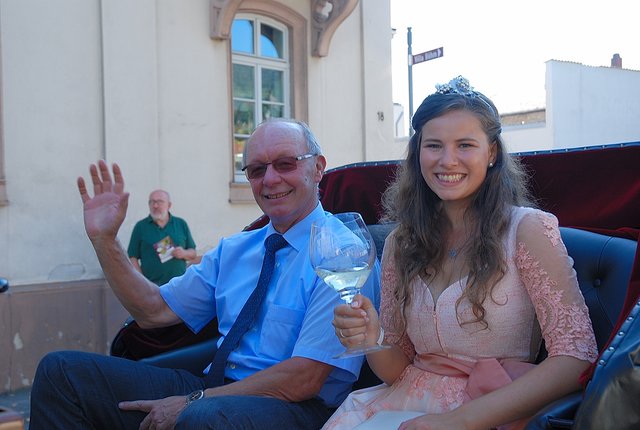 Die Weinprinzessin der Verbandsgemeinde Deidesheim Tamara Fränzle in Begleitung des Beigeordneten der Verbandsgemeinde Deidesheim Gerd Metz. | Foto: Pacher