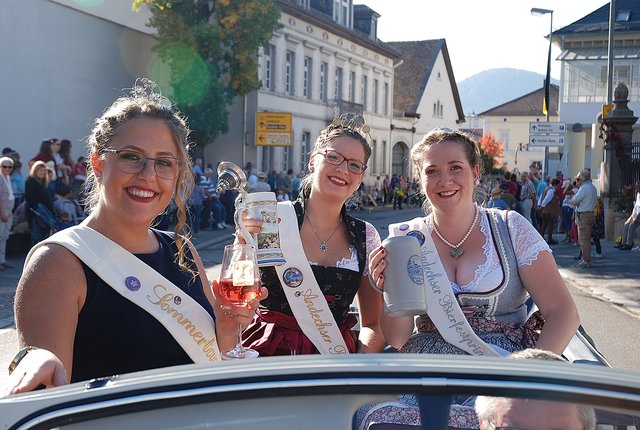 Die Haßlocher Hoheiten: Sommertagsprinzessin Ann-Kathrin, die Andechser Bierfestkönigin Jasmin Paulus und die Andechser Bierfestprinzessin Lena Roth. | Foto: Pacher