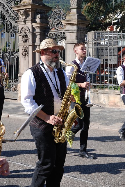 Angeführt wurde der Winzerfestumzug von der Kolpingskapelle Hambach und dem Musikverein Diedesfeld. | Foto: Pacher