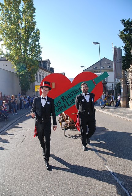 "Hier kommt dein Herzblatt - aus Riesling wurde Liebe" - Festgruppe der Deidesheimer Kerwebuwe | Foto: Pacher