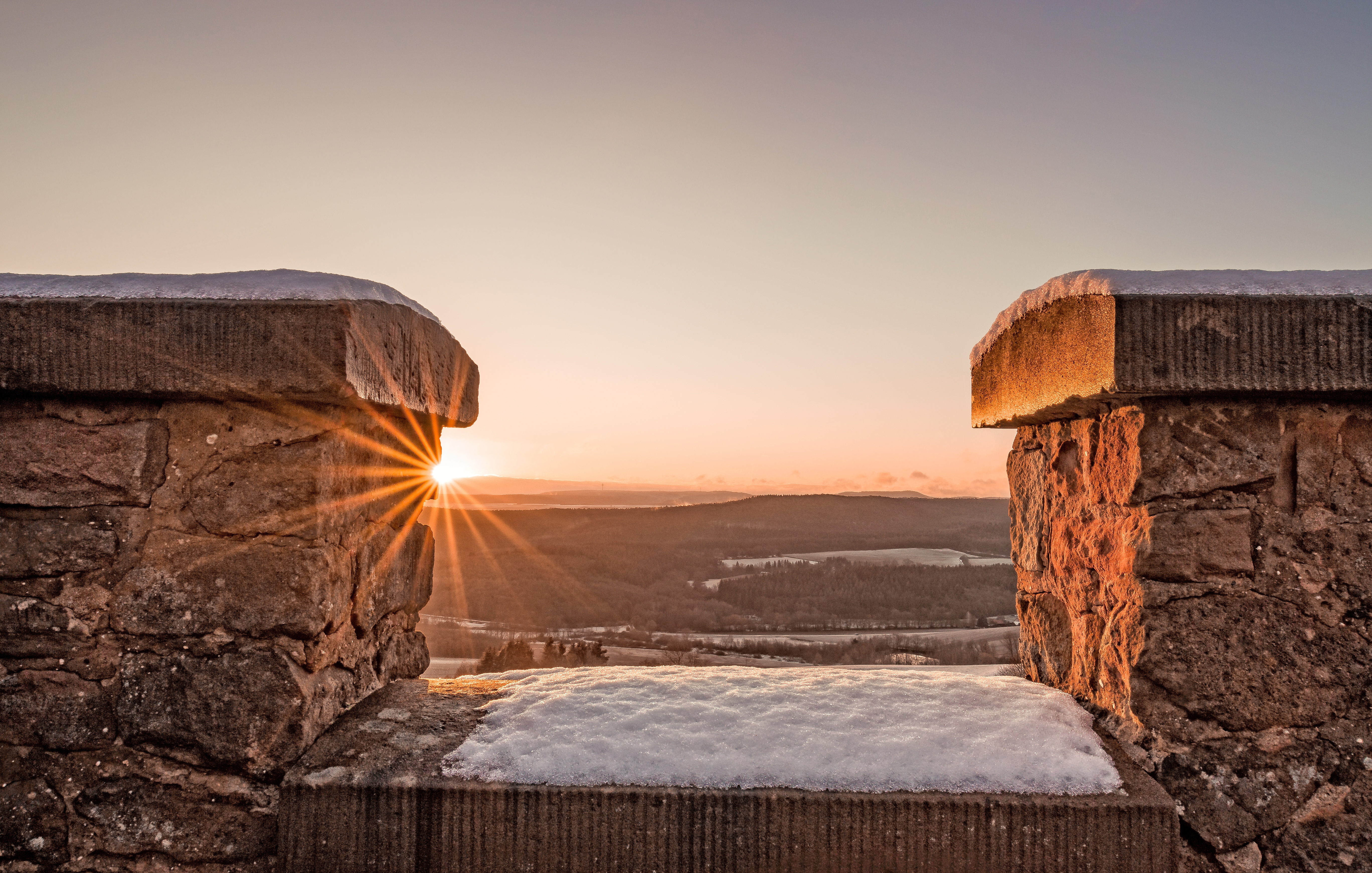 Der Sonnenaufgang am Staufer Glockenturm ist das Titelbild des Wochenblatt-Reporter Kalenders 2019.