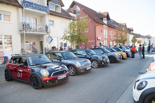 24 MINIs waren von nah und fern nach Hambrücken angereist | Foto: Thomas Bruno