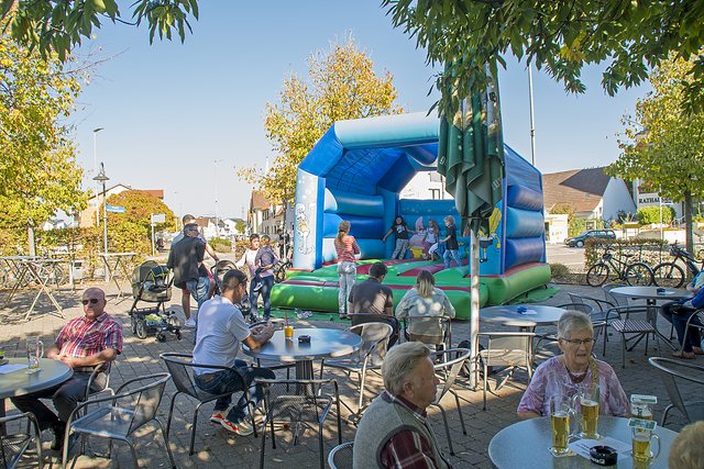 Für die Kinder stand eine große Hüpfburg bereit | Foto: Thomas Bruno