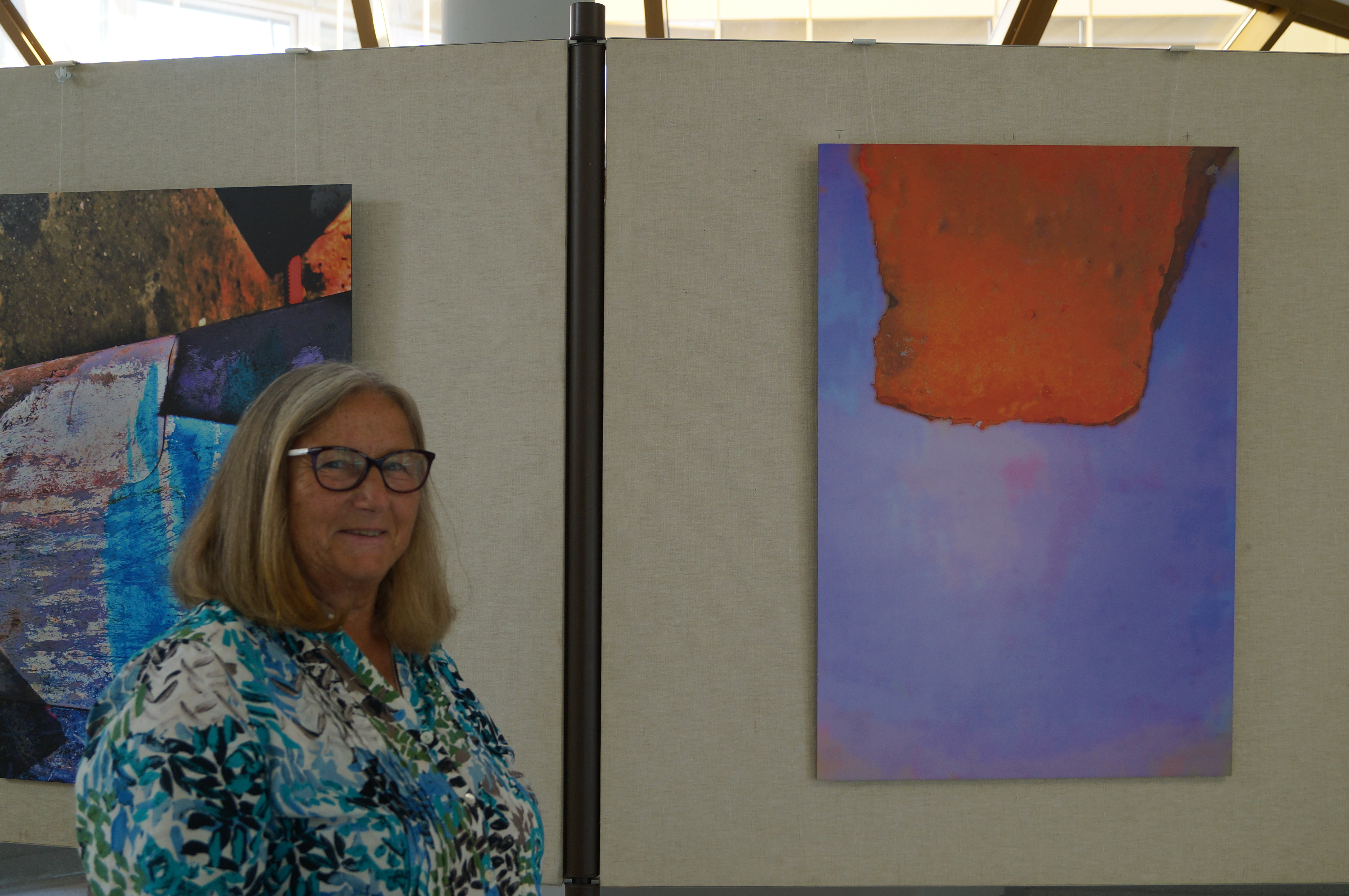 Am Sonntag, 21. Oktober, um 11 Uhr lädt Karola Reichel ins Kreishaus Bad Dürkheim zur Vernissage ihrer Ausstellung „Surprise – Linie und Fläche“ ein. Bis 23. November ist ihre Kunst im Foyer zu sehen.