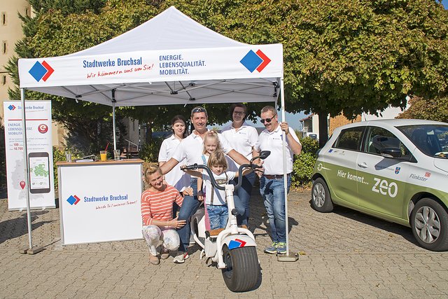 Die Stadtwerke Bruchsal unterstützten die Gemeinde am Infostand über die Elektromobilität | Foto: Thomas Bruno