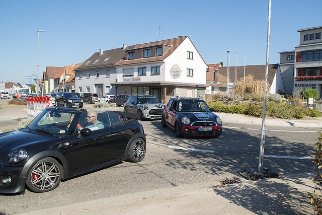 Autokorso der MINIs durch Hambrücken | Foto: Thomas Bruno