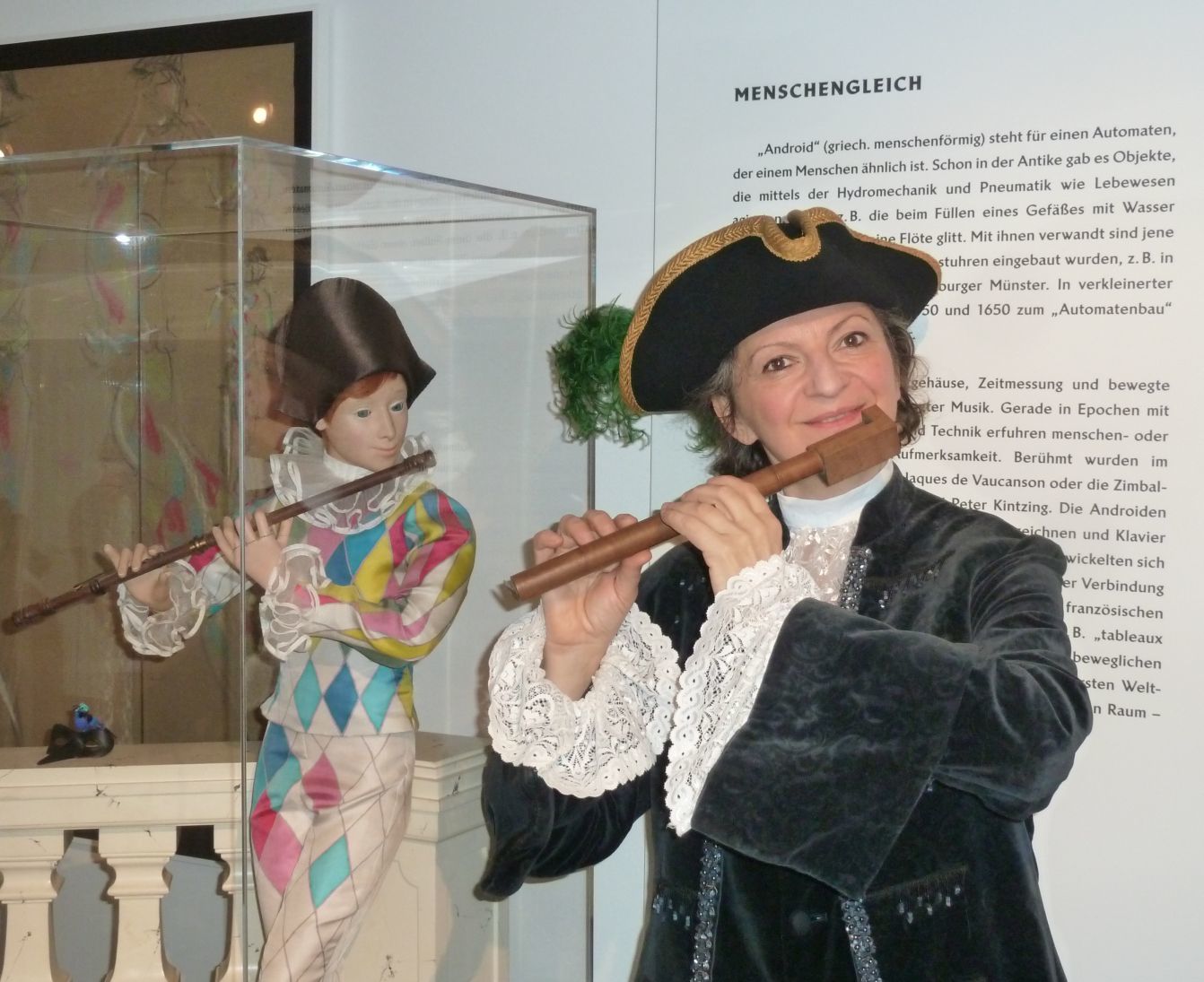 Der Flötist (rechts) gemeinsam mit dem Flötenspieler (links)