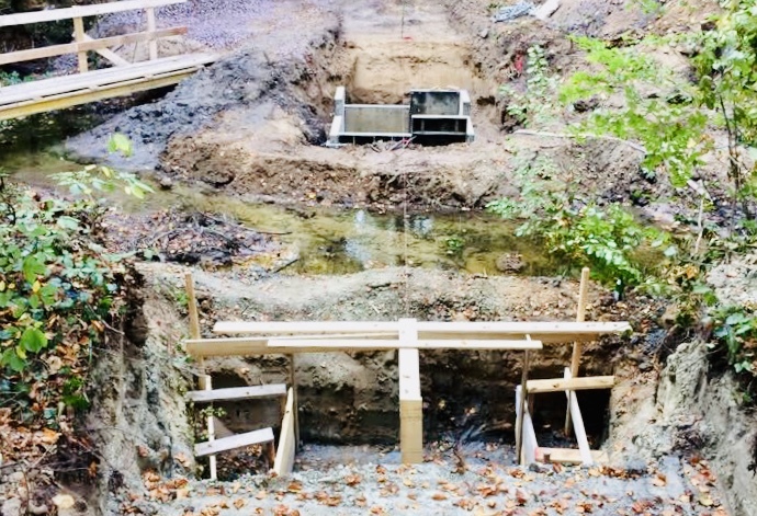Die Otterbachbrücke wird neu gebaut. Sie ist im Wald zwischen Rheinzabern und Jockgrim.