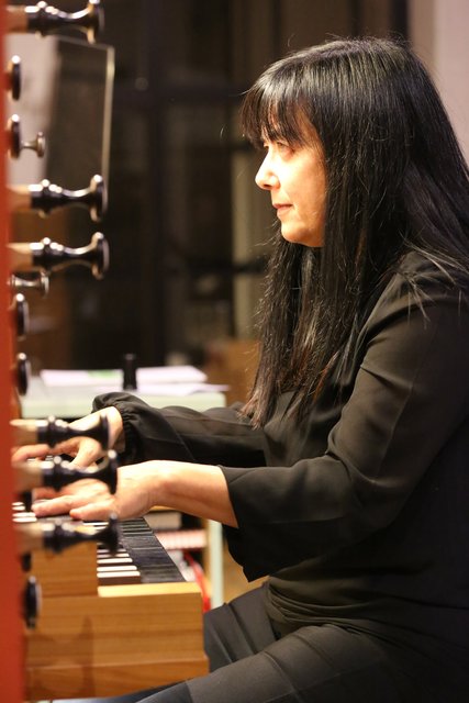 Cordula Yim, die Leiterin des Projektchores Bruchsaler Synagoge, an der Orgel | Foto: Fotofreunde Heidelsheim