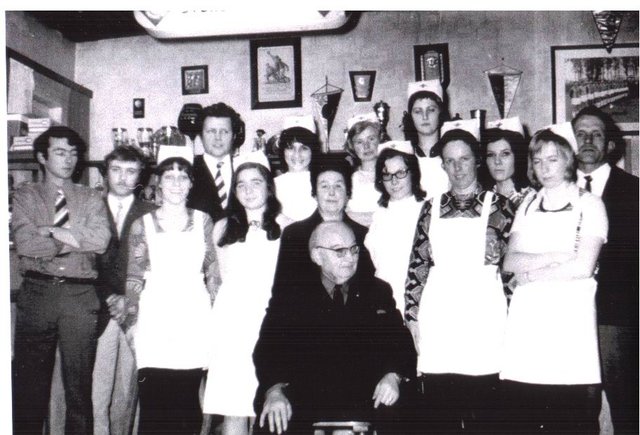 Das Foto wurde 1972 gemacht und zeigt in der Mitte den Initiator Pfarrer Nikolaus Angermaier.