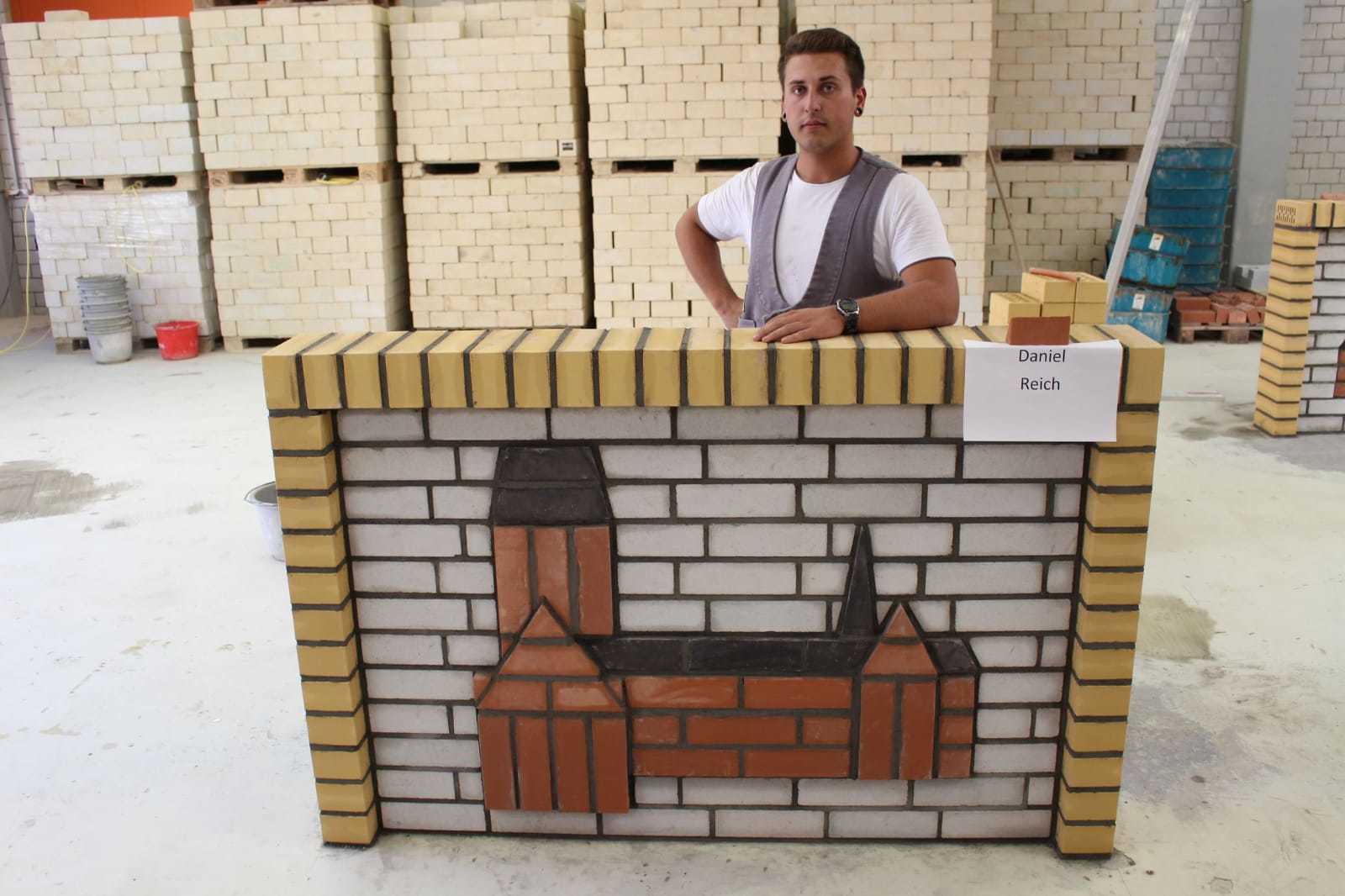 Als Prüfungsaufgabe musste Daniel Reich innerhalb von sieben Stunden nach einem genauen Plan den Ratzeburger Dom als Sichtmauerwerk mit bereits zugeschnitten Steinen darstellen.