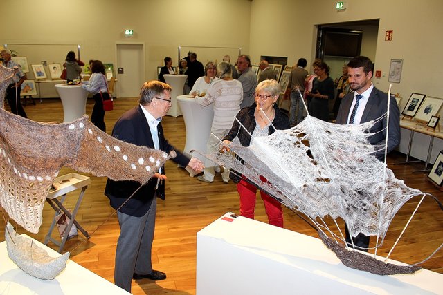 Zahlreiche Kunstinteressierte wohnten der Vernissage bei. IM Vordergrund Kunstwerke von Christina Gehrig. | Foto: Pacher