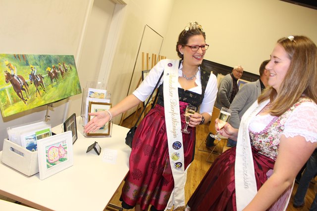 Spaß an der Kunst: Die Andechser Bierfestkönigin Jasmin Paulus und die Andechser Bierfestprinzessin Lena Roth. | Foto: Pacher