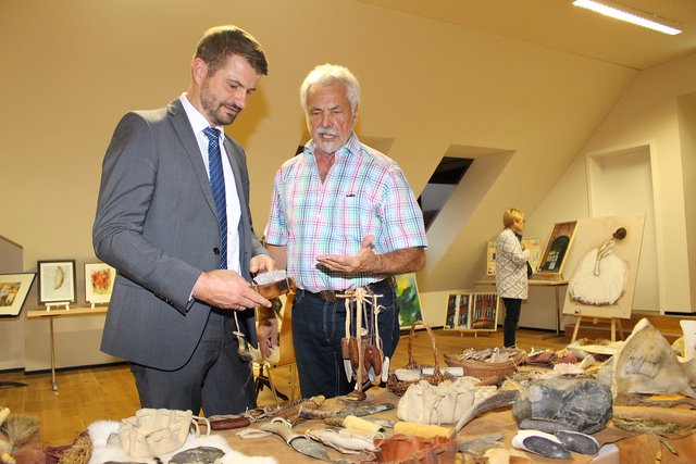 Der Landtagsabgeordnete Dirk Herber im Gespräch mit dem "Steinzeit"-Künstler Norbert Hirschinger. | Foto: Pacher