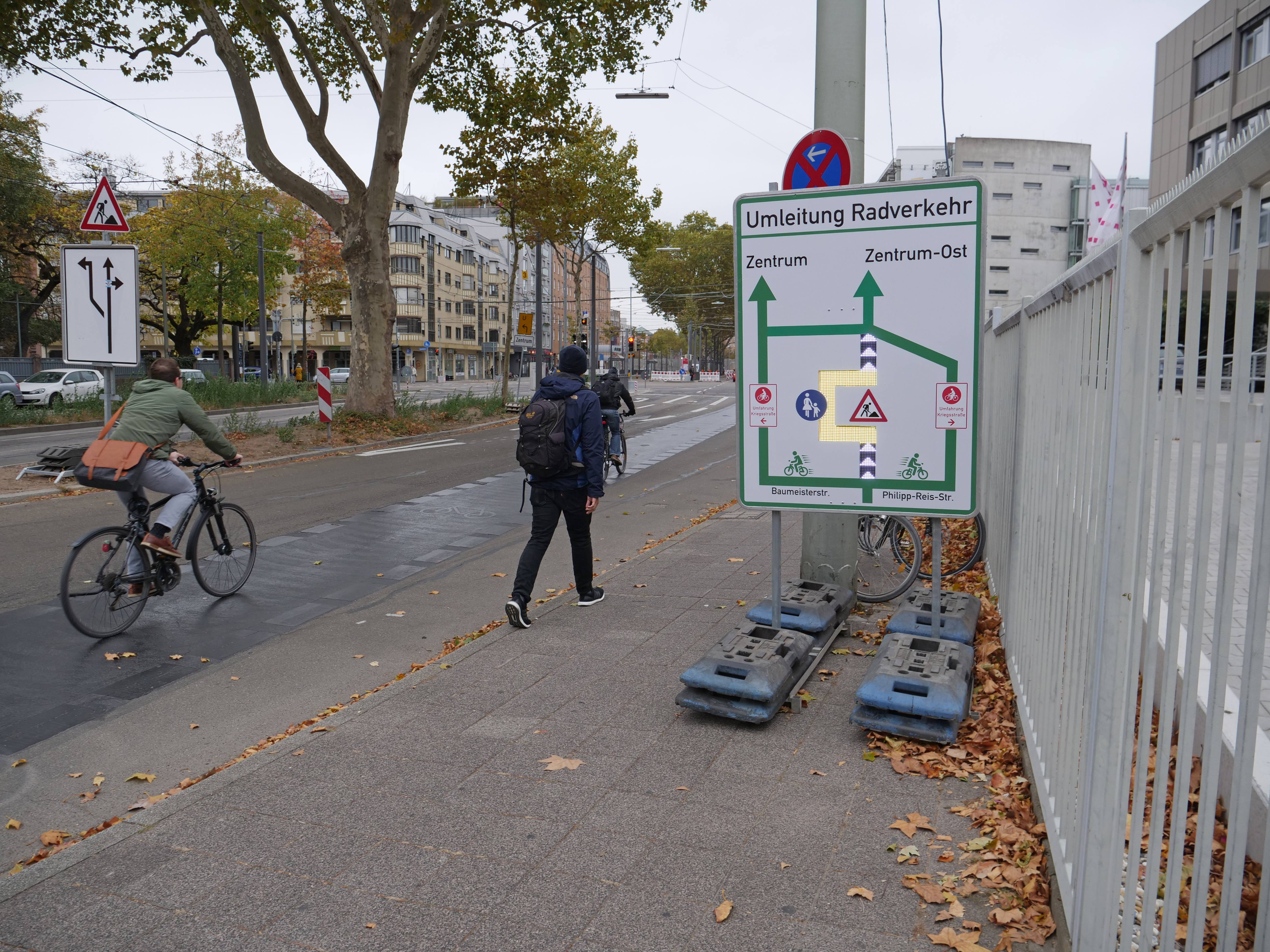 Ein dynamisches Umleitungsschild für Radfahrer zur Umfahrung der Kriegsstraße am Mendelssohnplatz