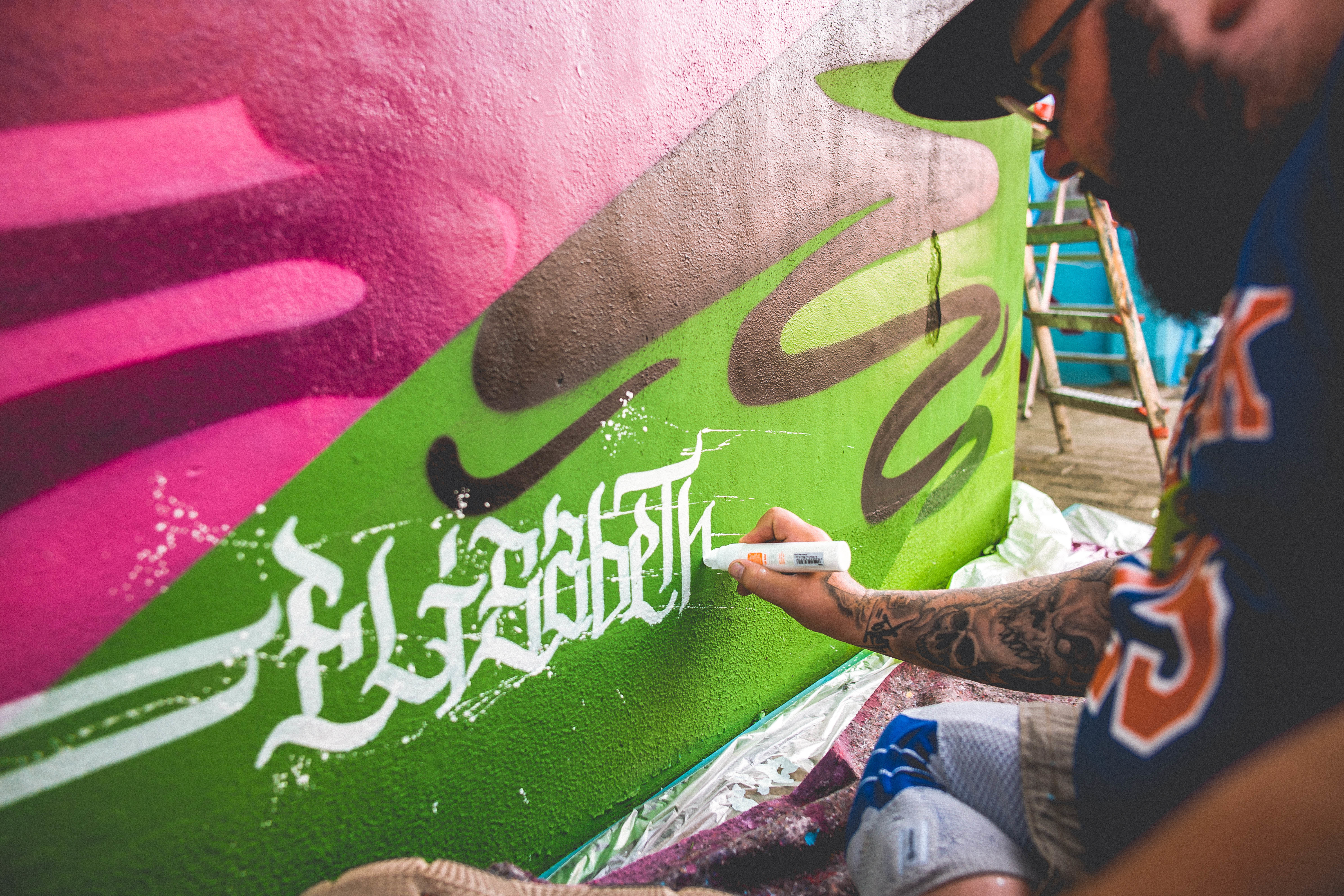 Leuchtendes Bunt statt tristes Grau: Graffiti-Künstler vom Hip-Hop Kulturzentrum „Combo“ haben die Haltestelle Kurt-Schumacher-Straße in den vergangenen Wochen mit einem riesigen Wandgemälde farbenfroh umgestaltet