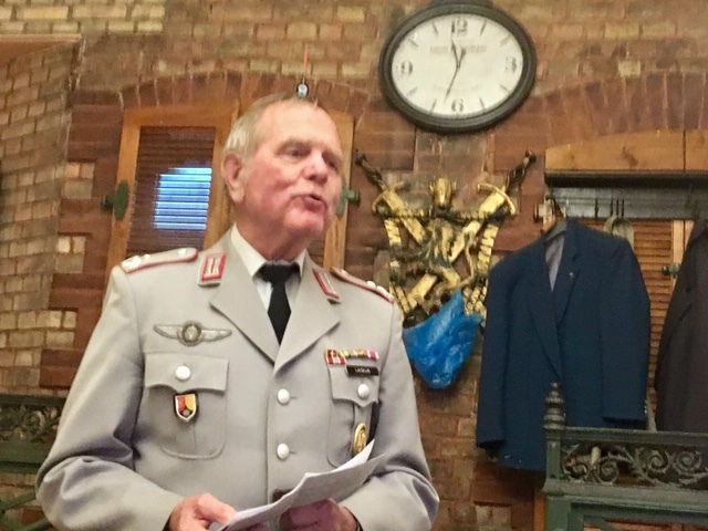 Oberstleutnant a.D. Egbert Laqua hatte zur Feier des Tages zum ersten Mal seit 25 Jahren wieder seinen Uniformrock angezogen.