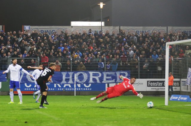 Der Ball auf dem Weg zum 1:0 für den FCK | Foto: Jens Vollmer