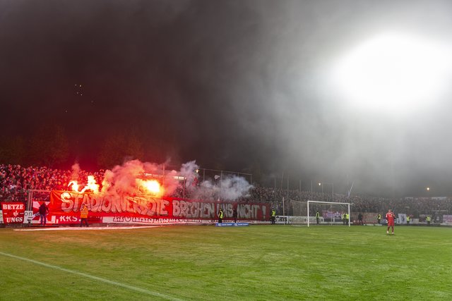 Pyros nach der Halbzeit, dem FCK droht die nächste Strafe seitens des DFB | Foto: Jens Vollmer