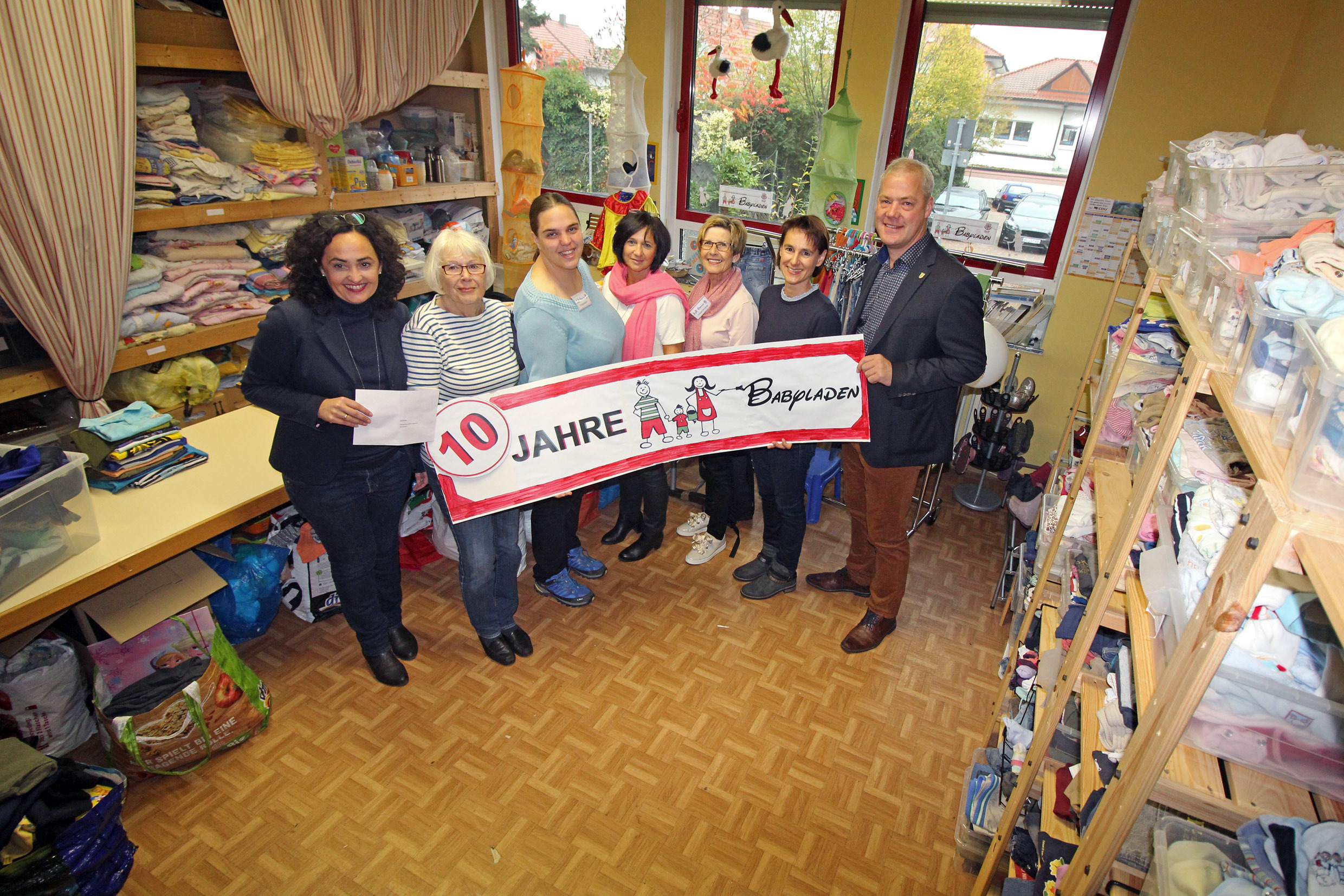 Bürgermeister Ralf Hechler überreichte zum Jubiläum eine Zuwendung der Stadt Ramstein-Miesenbach